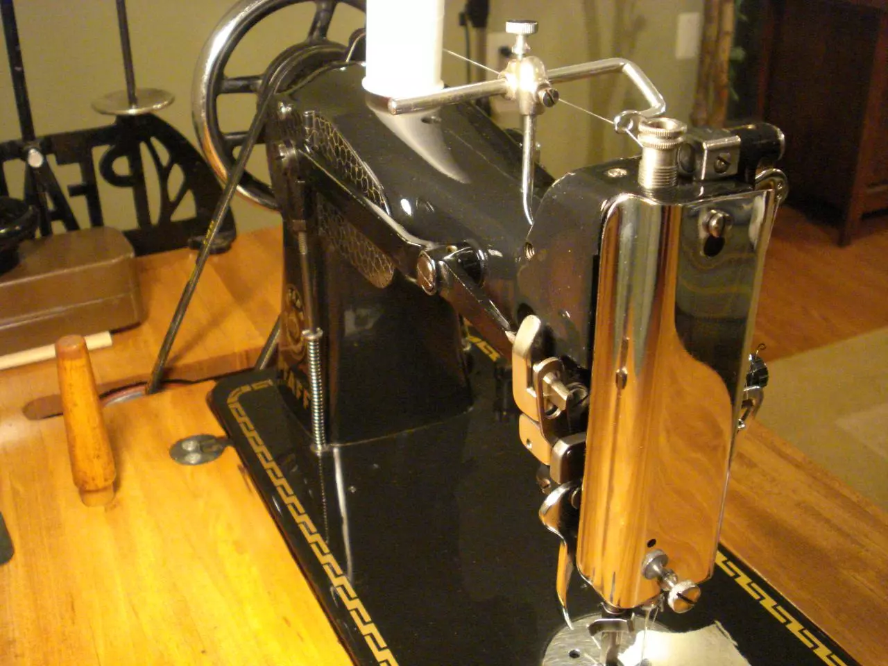 Page 1 of 6, Pfaff 130 knee or treadle presser foot lifter