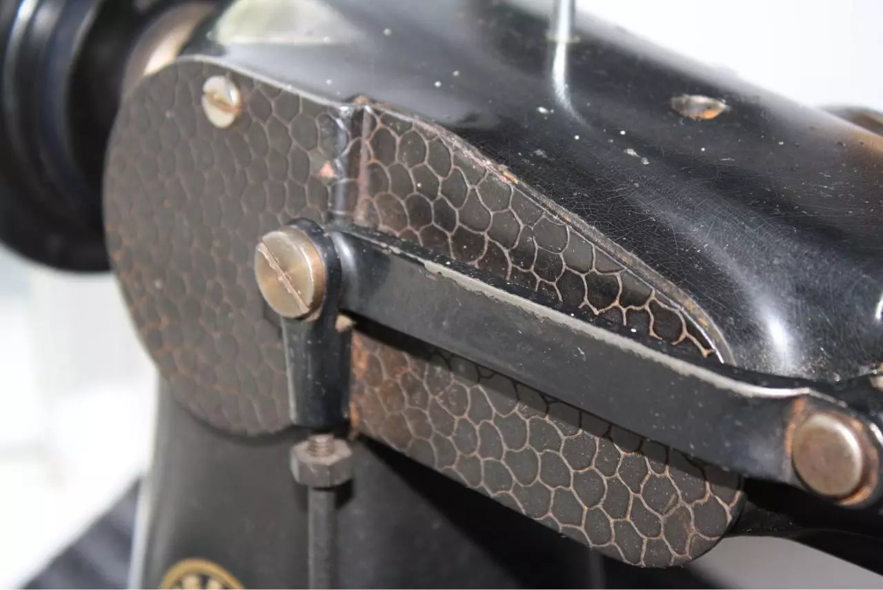 Page 3 of 6, Pfaff 130 knee or treadle presser foot lifter