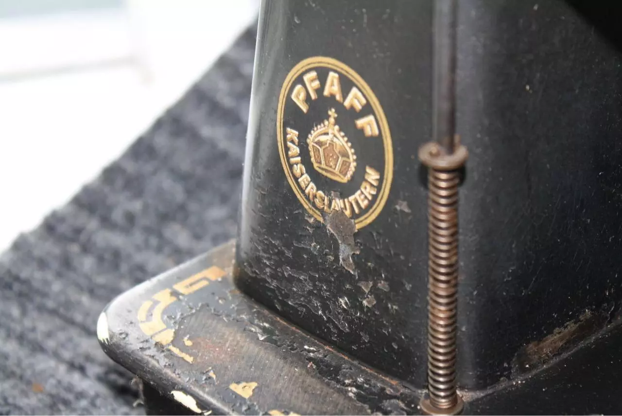 Page 4 of 6, Pfaff 130 knee or treadle presser foot lifter